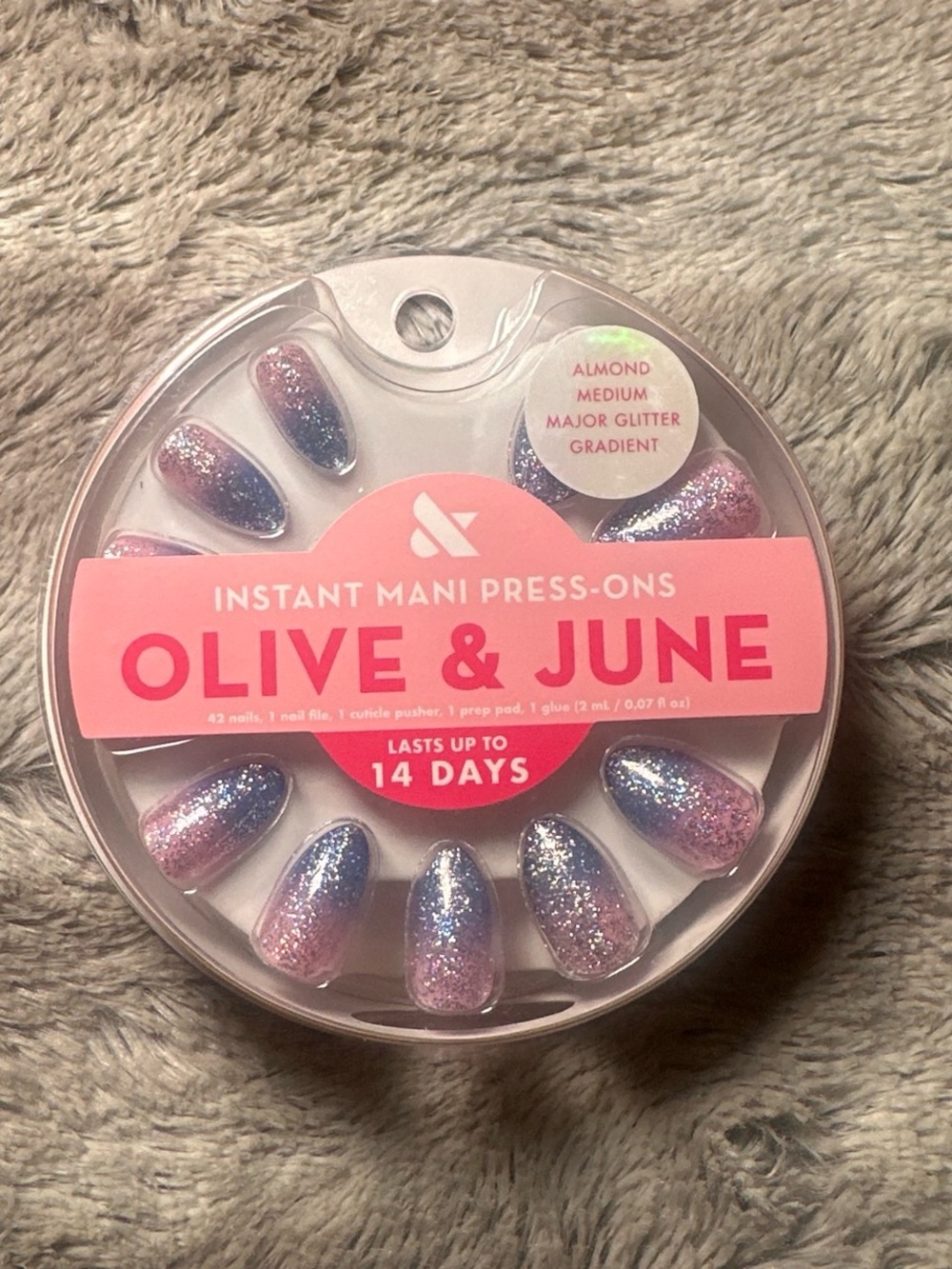 BRAND NEW ‘Olive & June’ almond medium major glitter gradient press on nails